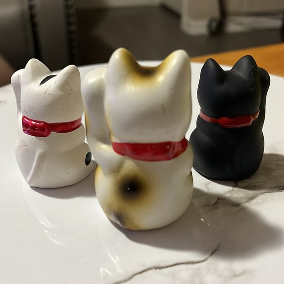 MANEKI NEKO BECKONING CATS Pottery Black & White, Set of 2 & 1 lg. Cat Trinkets - Picture 2 of 5